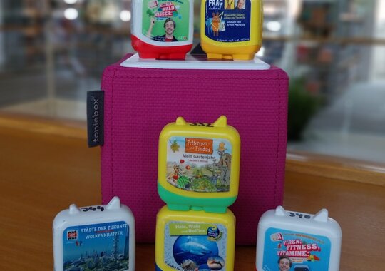 Tonieboxen auf Bücherturm